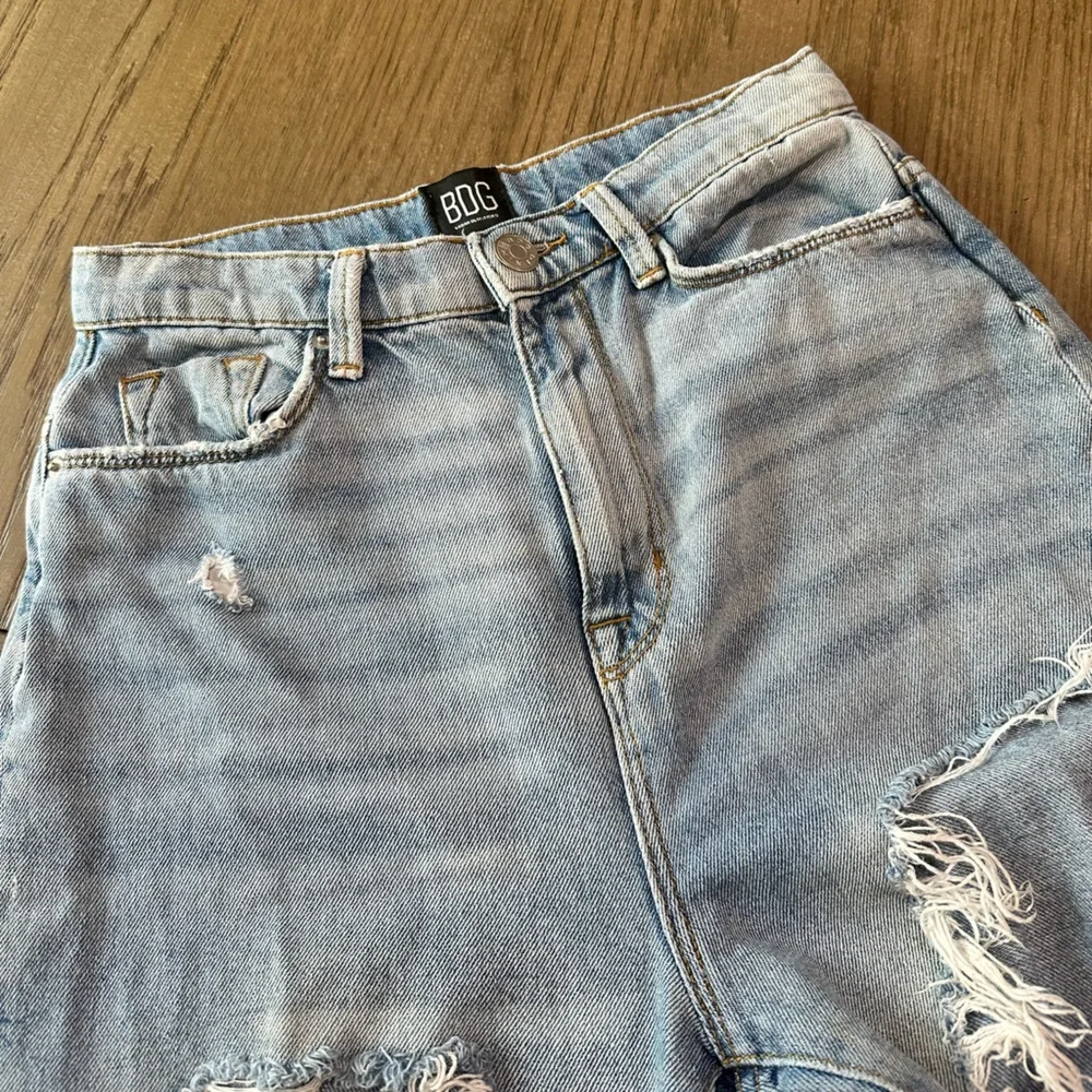 BDG High Rise Mom Jean Light Wash Distressed 25 - Picture 4 of 9